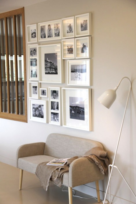 Transition entre le salon et le séjour : banquette et photos personnelles en noir et blanc en font un espace cocooning !
