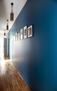 caroline-desert-decoratrice-interieur-couloir-bleu-vintage-bleu-canard-suspension-vouges-sarah-lavoine-10