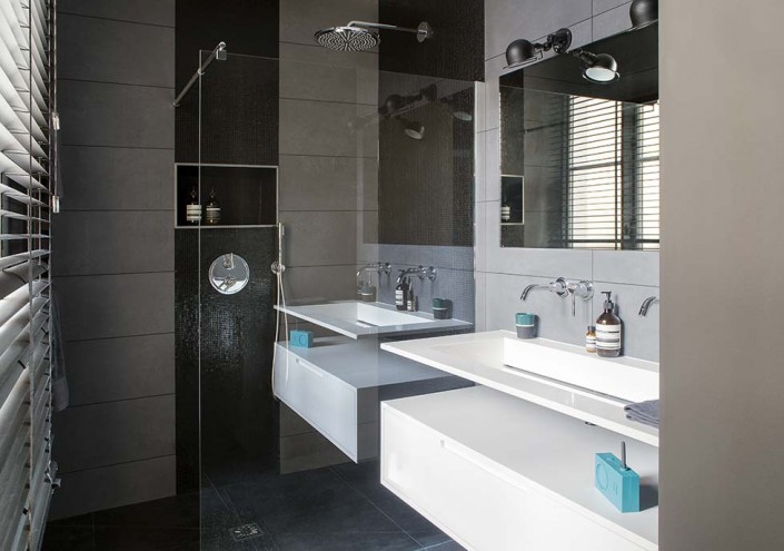 caroline-desert-decoratrice-interieur-salle-de-bain-noire-vasque-contemporaine-quartz-blanc-17