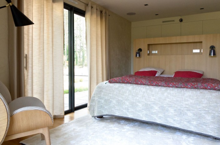 chambre contemporaine-linge caravane-tête de lit chêne