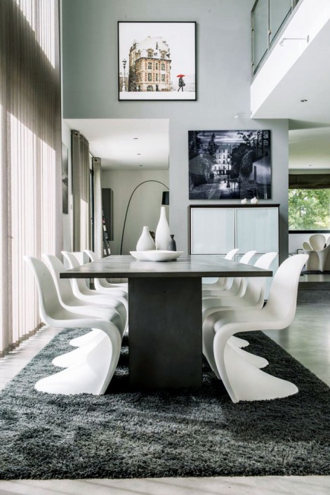 caroline-desert-decoratrice-interieur-sejour-contemporain-table-repas-beton-chaise-panton-blanche-2
